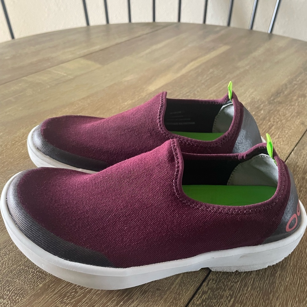 Oofos Women's Eezee Slip-On
Canvas Recovery Shoe Size 7
Sneaker Cabernet